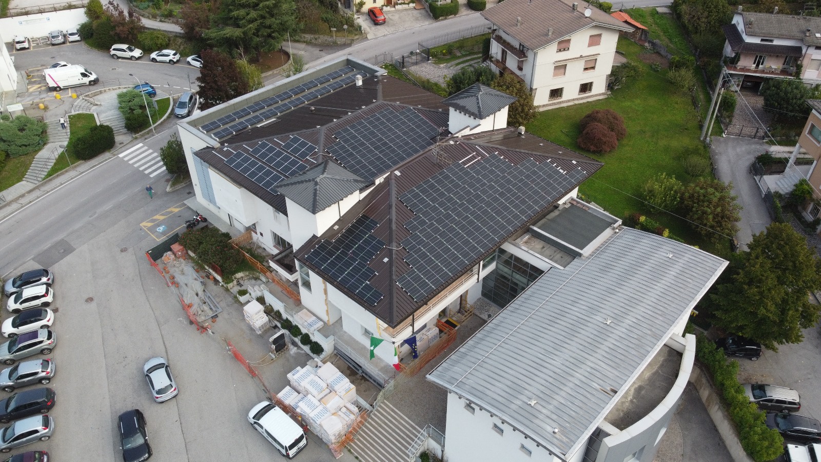 Immagine di copertina per Installazione del nuovo impianto fotovoltaico realizzato grazie al bando Axel di Regione Lombardia 